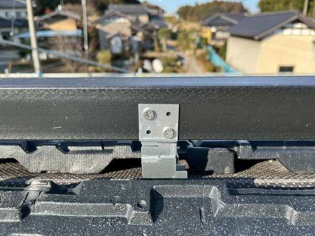 石岡市　棟板金固定金具取付の様子